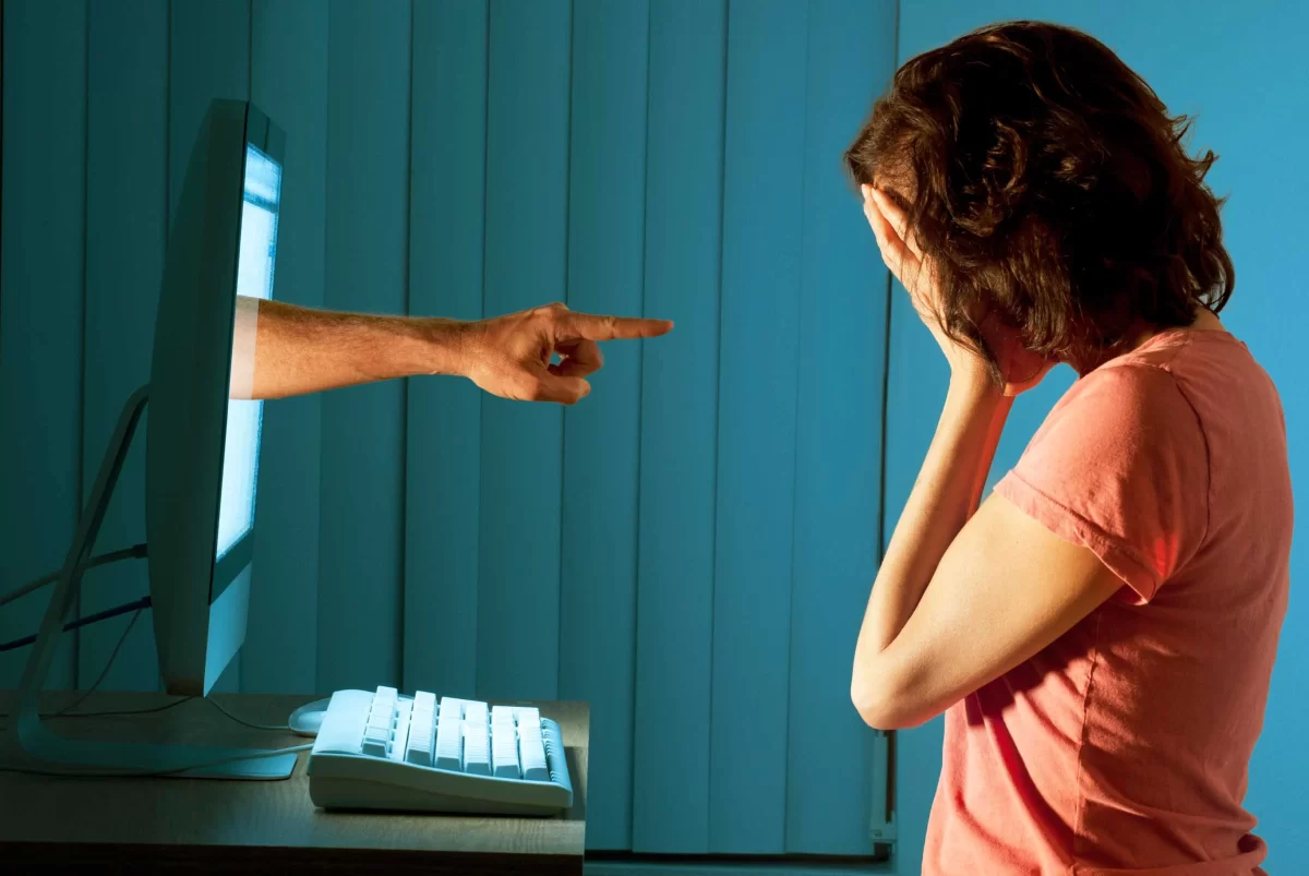 Cyberbullismo, “bruciamola, la odio, fa schifo”, 13enne vittima delle compagne di classe per la sua diversità