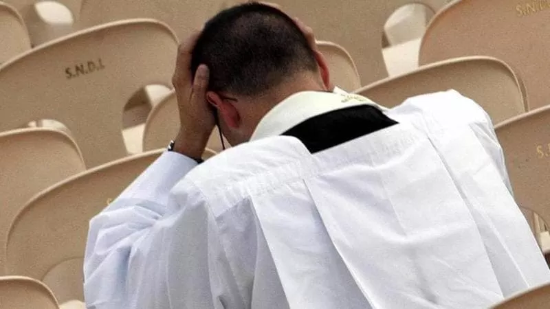 Ex prete pedofilo condannato, adescava i minori con regali