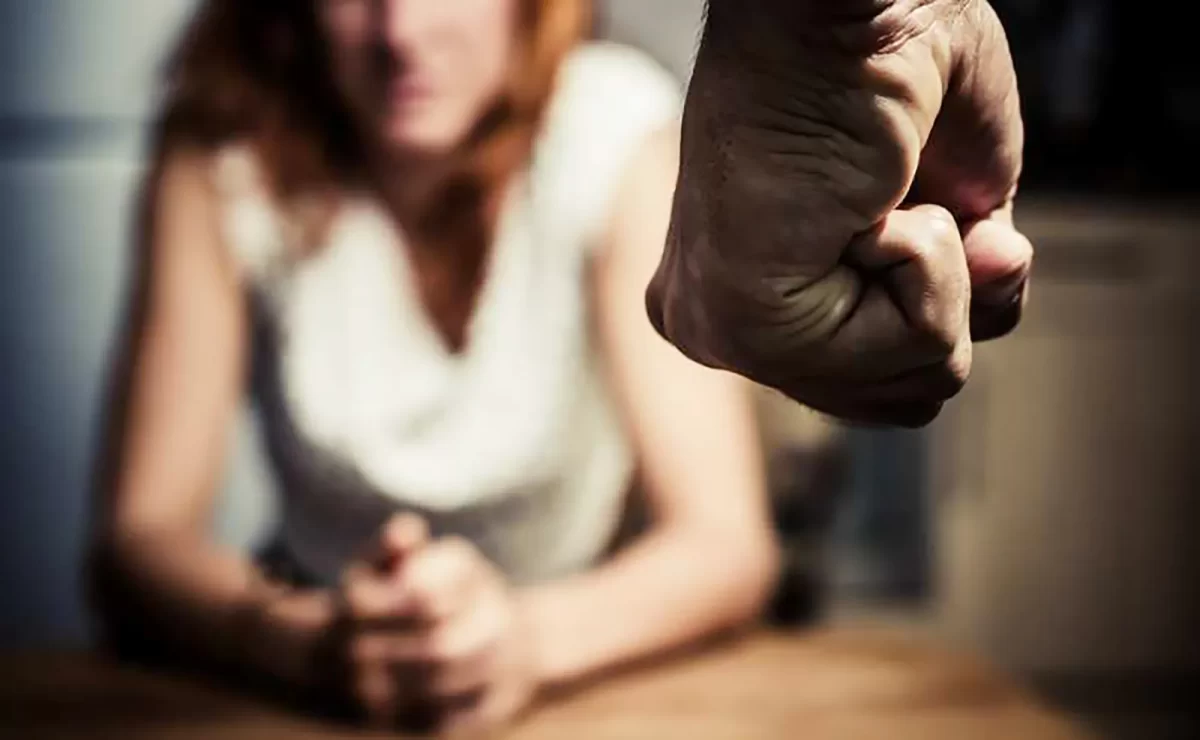 Tenta di buttare di sotto la sua ex dopo averla picchiata ma finisce in manette e in carcere