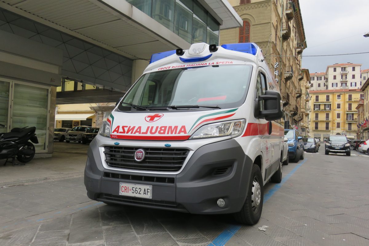 Accoltella la moglie e fugge ma muore in un incidente, la donna ricoverata è grave