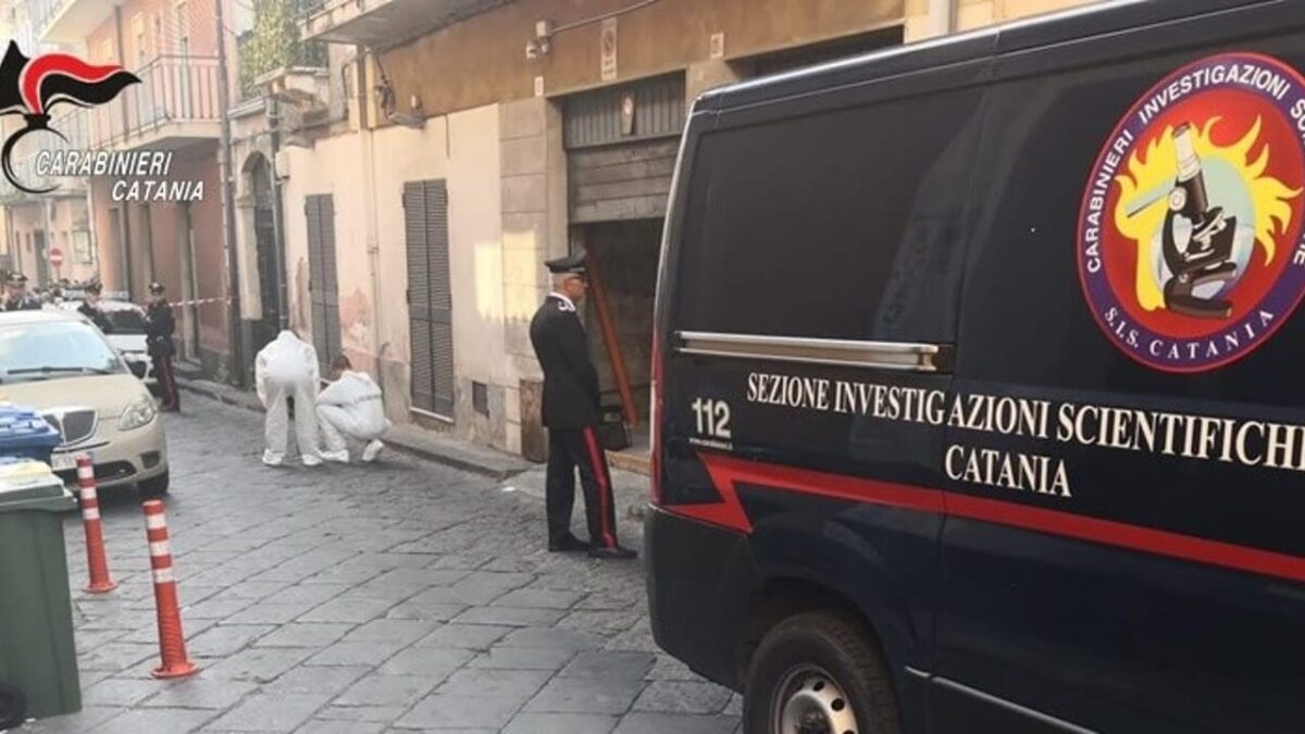 Lancia la figlia di 7 mesi dal balcone e muore, fermata la madre, una tragedia senza fine