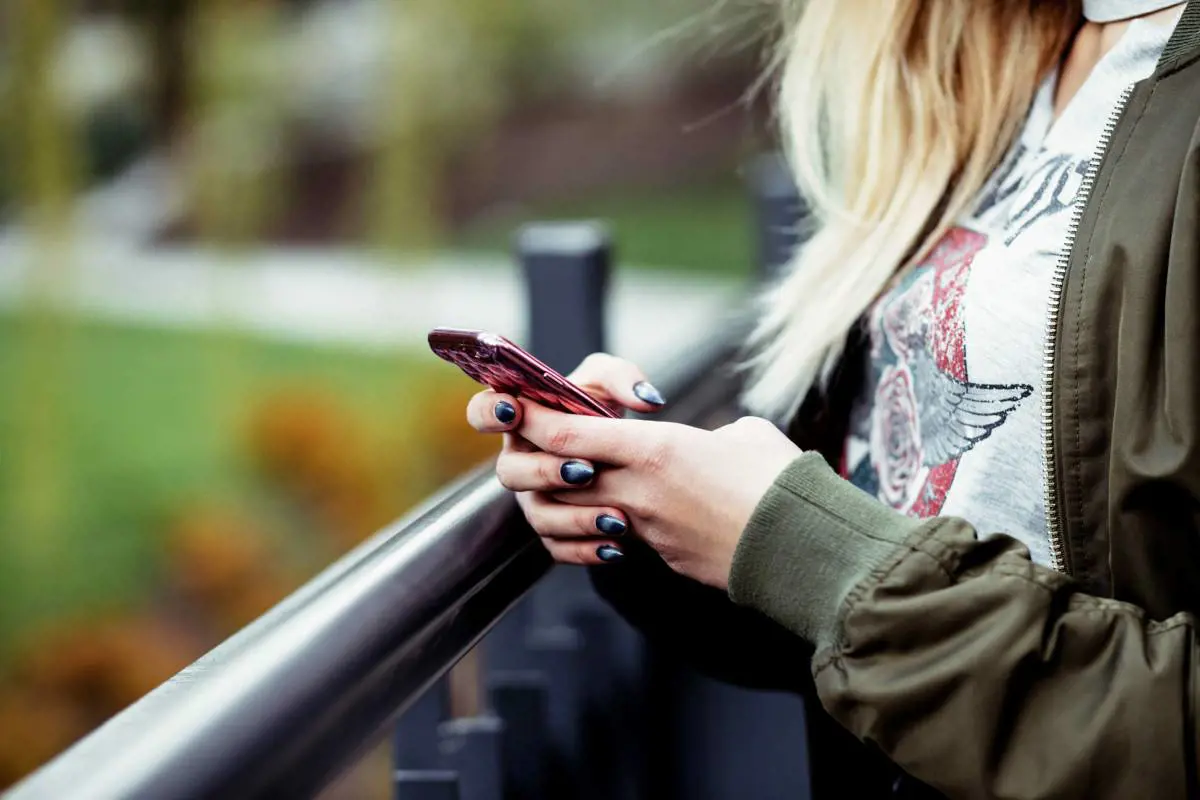 Faceva avances molto spinte in chat alle sue studentesse, professore di Filosofia sospeso dal ministero dell’istruzione