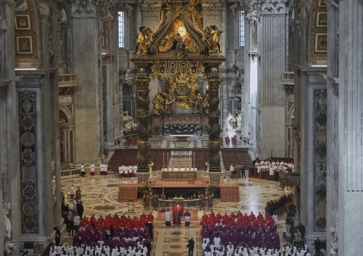In migliaia durante la traslazione nella basilica di San Pietro delle spoglie di Francesco