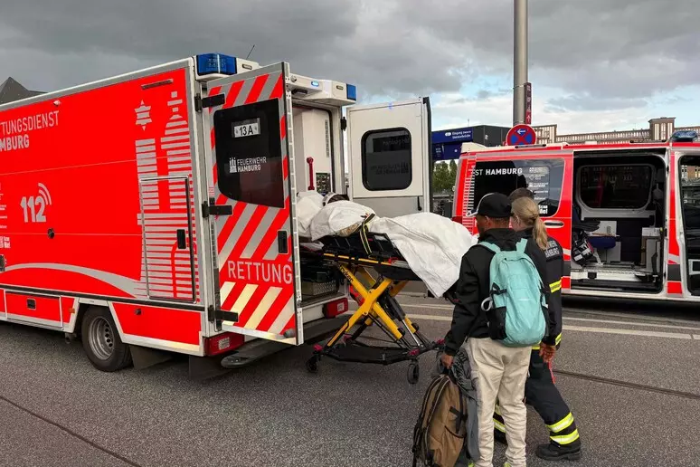 Tragedia ad Amburgo, donna colpisce a caso tra la folla in  stazione con un coltello, feriti gravi
