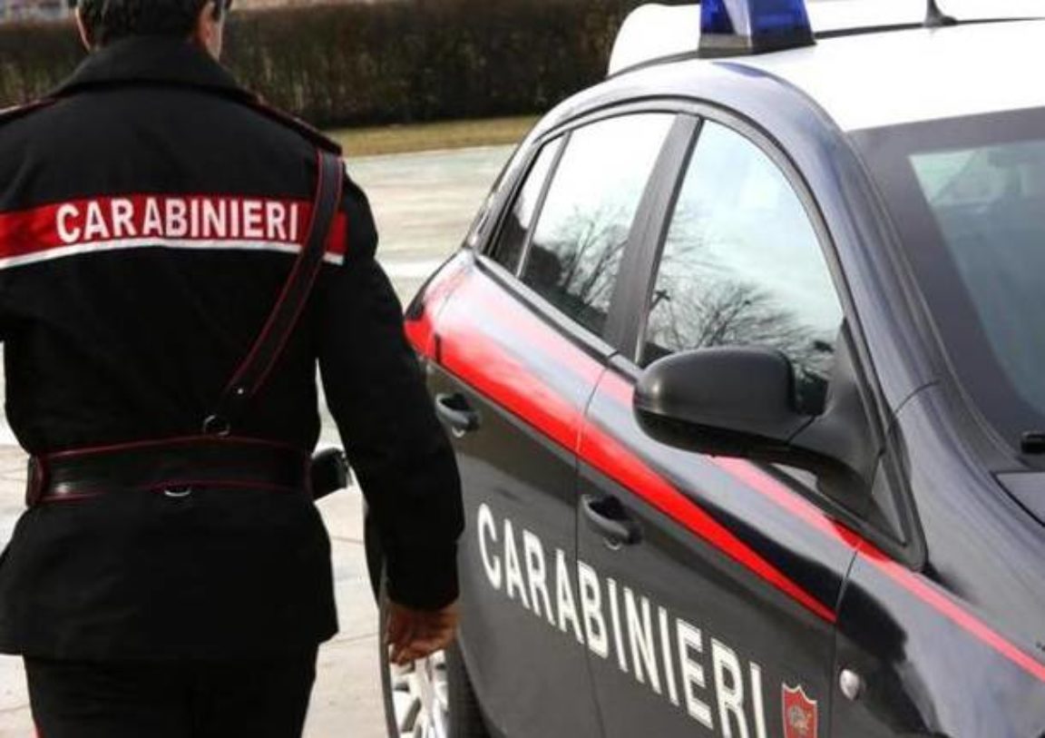 Minaccia di morte i genitori con un’ascia, arrestato dai carabinieri il figlio di 15 anni