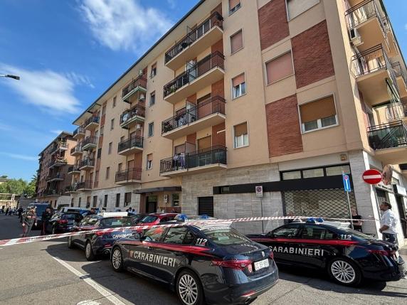 Uccisa 35enne nella sua abitazione di Legnano, è caccia al killer in fuga