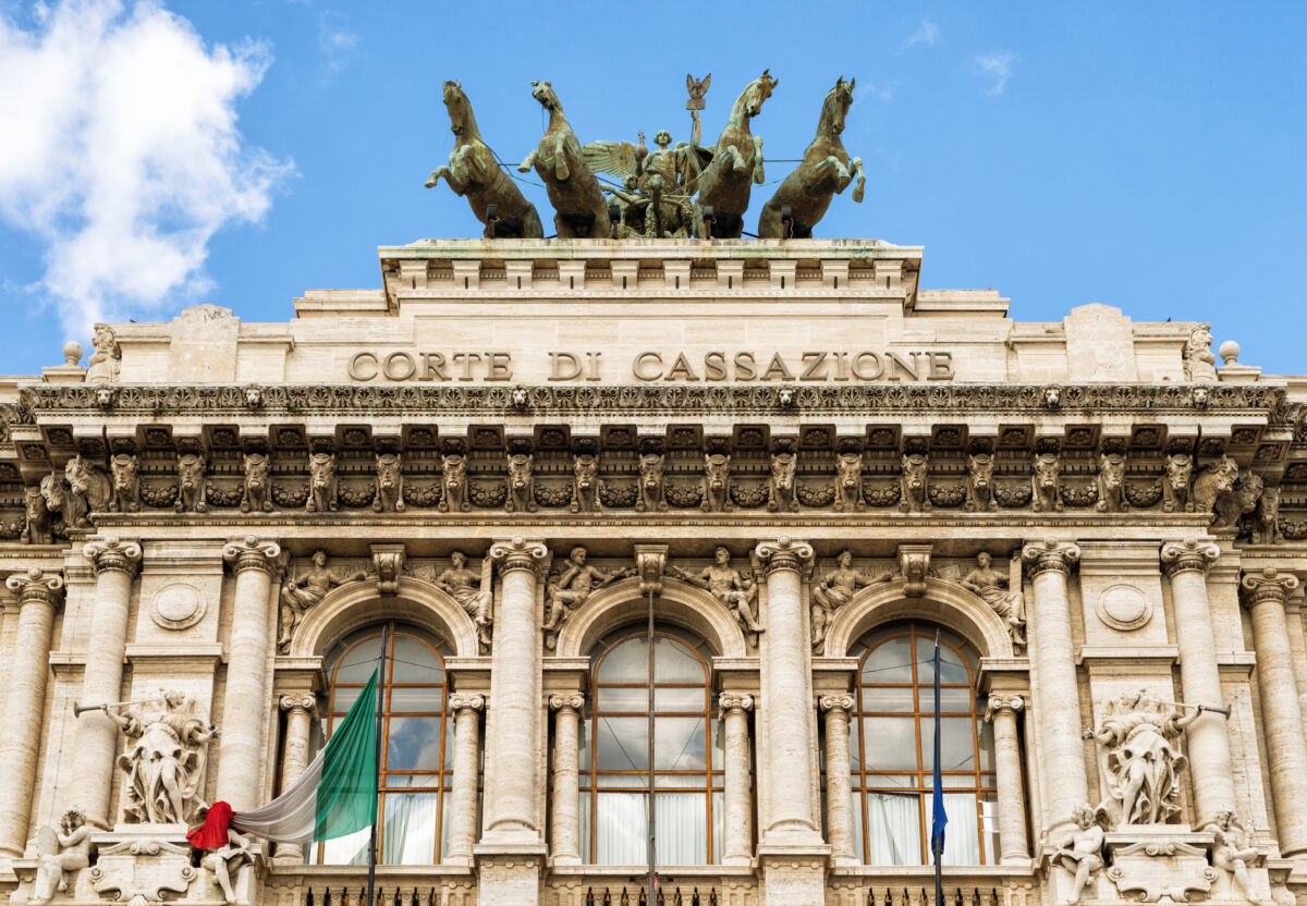 Beccata a fumare nel bagno dell’azienda era stata licenziata ma per la Cassazione va reintegrata: “Non c’era nessun pericolo”