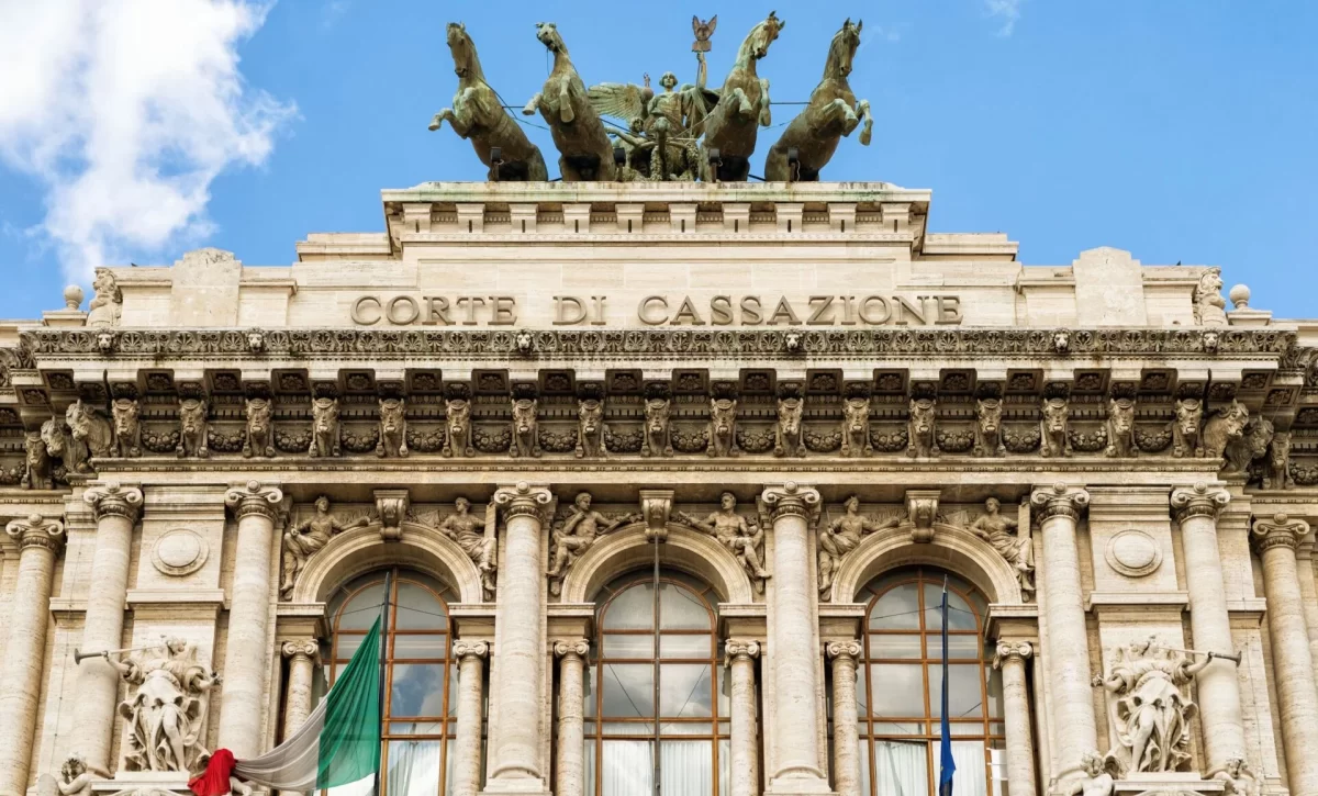 Gettarono una bici elettrica dal balcone rendendo un ragazzo invalido a vita, condannati 3 minorenni
