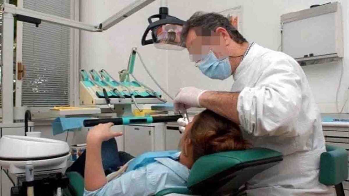 “Mi hanno tolto 11 denti sani in 4 ore”: due dentisti a processo a Torino per lesioni e truffa