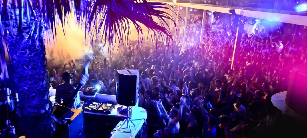 Rissa in discoteca, buttafuori denunciato per aver preso a pugni un cliente per gelosia