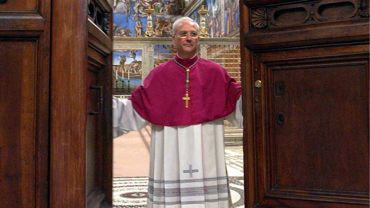 “Extra omnes”, al via il Conclave, ora si attende solo la fumata bianca che annuncerà l’elezione del nuovo Papa