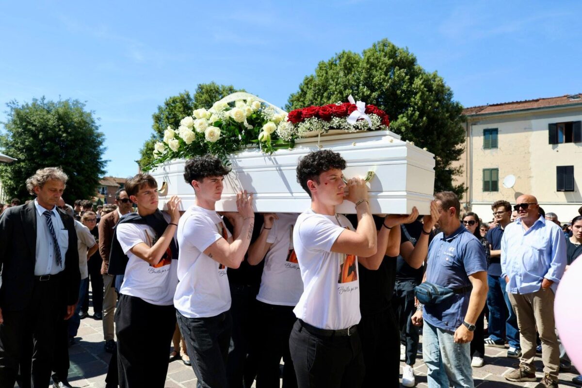 “Brilla per noi Valentina”: Capannori si ferma per l’ultimo saluto, i funerali e il commiato di un’intera comunità