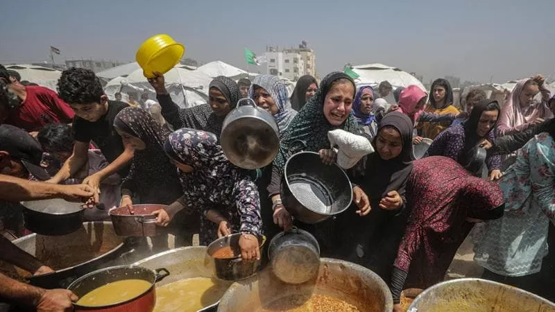 L’esercito israeliano spara contro i palestinesi in fila per il cibo, non ci sono più limiti a Gaza