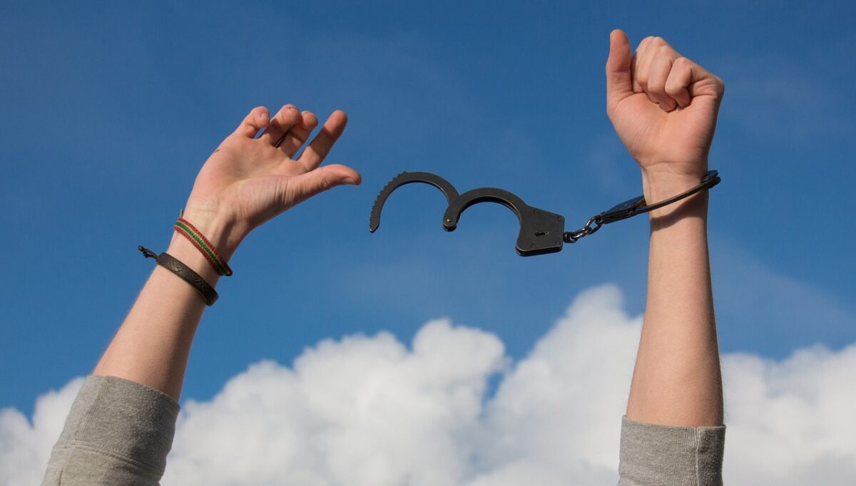 Ingiuste detenzioni ed errori giudiziari, gli abomini della giustizia italiana che tra l’altro costano allo Stato milioni di euro all’anno