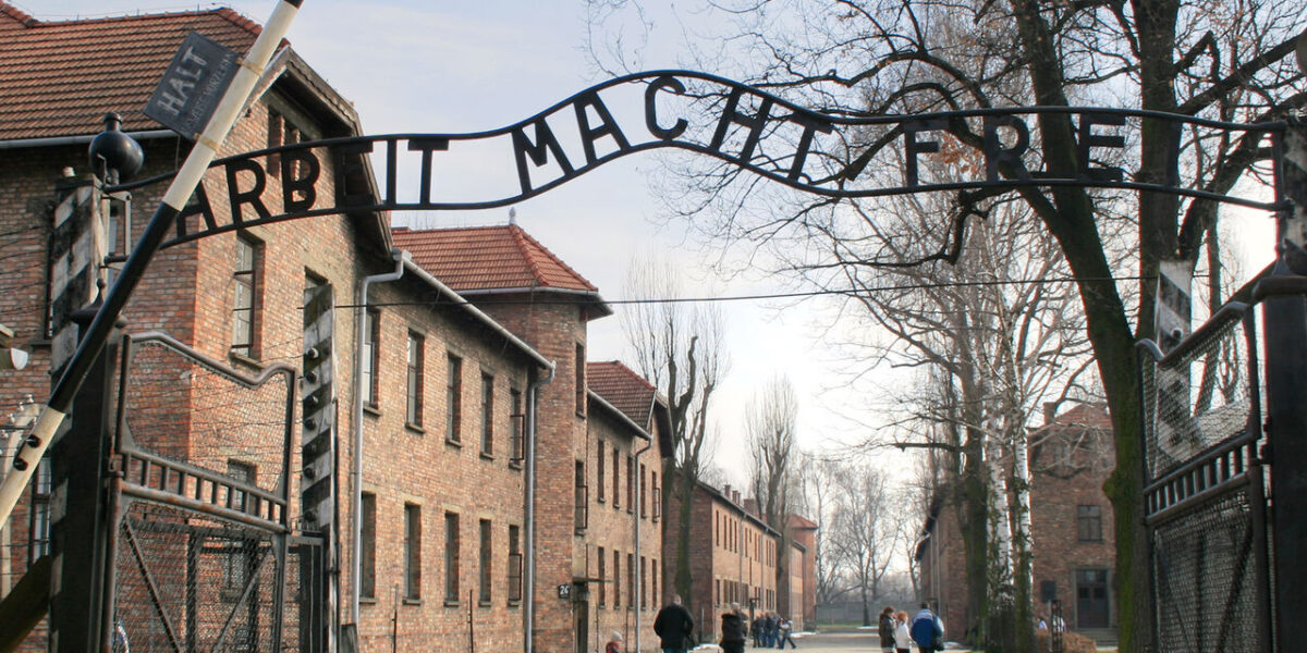 A 14 anni durante una gita ad Auschwitz fece il saluto nazista, “l’ammonimento” del Tribunale dei Minorenni