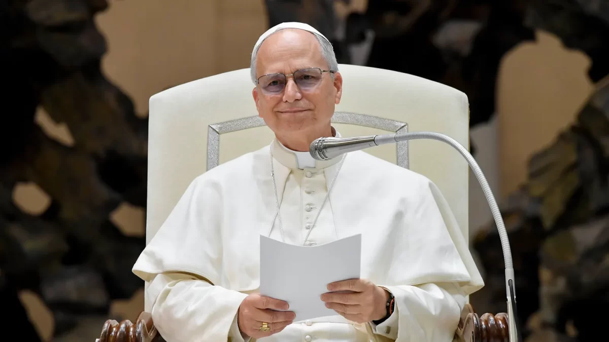 “Basta produrre armi”, lapidarie le parole di Papa Leone XIV durante un’udienza in Vaticano con il corpo diplomatico
