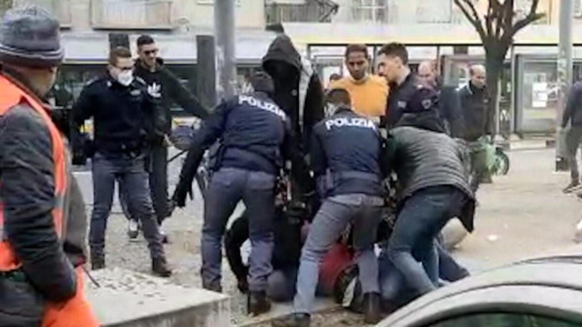 Maxi rissa per strada con mazze chiodate e coltelli, 11 arresti e 3 feriti gravi