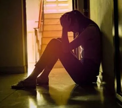 Seviziata dai parenti per aver denunciato di essere stata violentata da figli di uomini di ‘ndrangheta