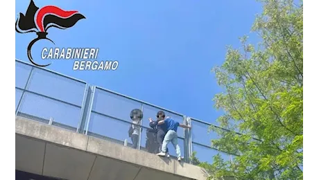 Stava per lanciarsi nel vuoto ma un carabiniere scavalca il parapetto, la afferra e le salva la vita