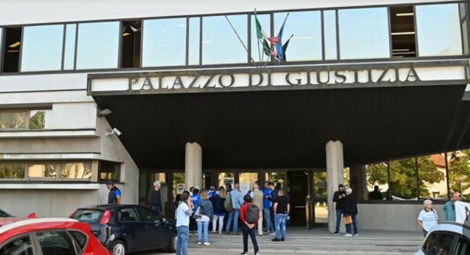 Violenta la figlia 13 anni di alcuni amici di famiglia quando aveva 16 anni, condannati dal Tribunale di Treviso anche i genitori a risarcire la vittima