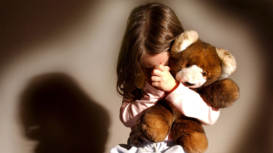 Violenta la figlia della compagna e dal carcere chiede l’affidamento congiunto della bambina nata da quella stessa relazione
