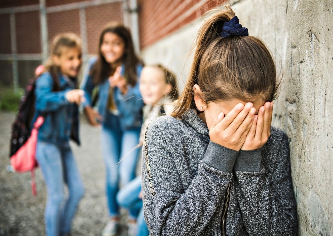 Schiaffeggia più volte a 15 anni la compagna di classe a scuola mentre gli altri fanno video con gli smartphone