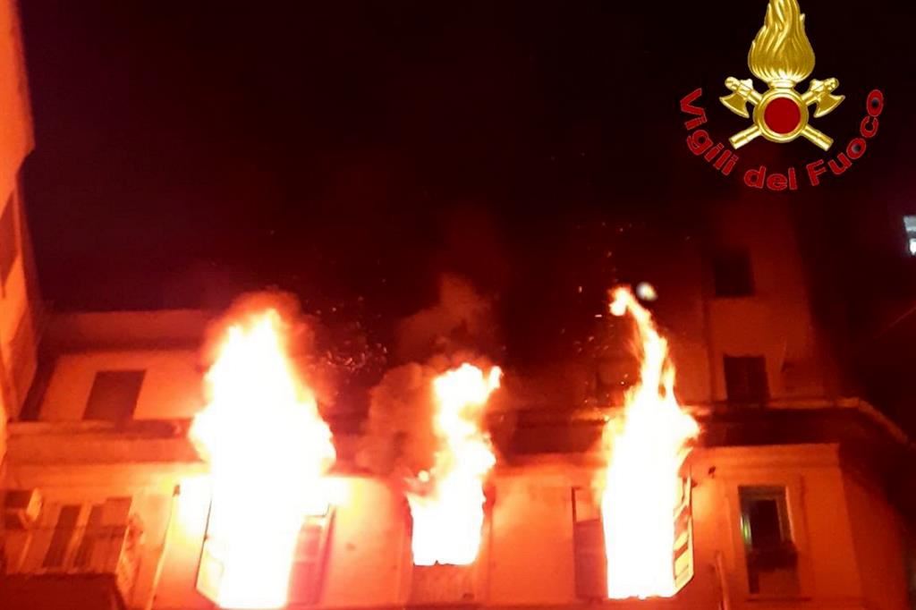Si lancia dal balcone per sfuggire alle fiamme e muore, la porta era chiusa dall’esterno, si indaga sul compagno