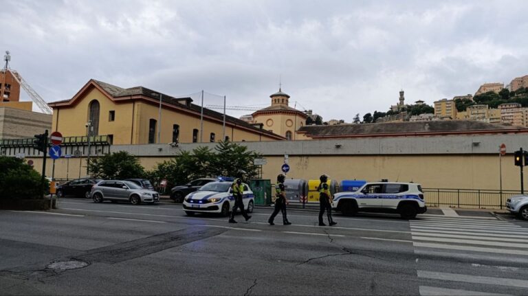 Scoppia la rivolta nel carcere di Genova, detenuti sul tetto e fuori dalle celle, è il caos