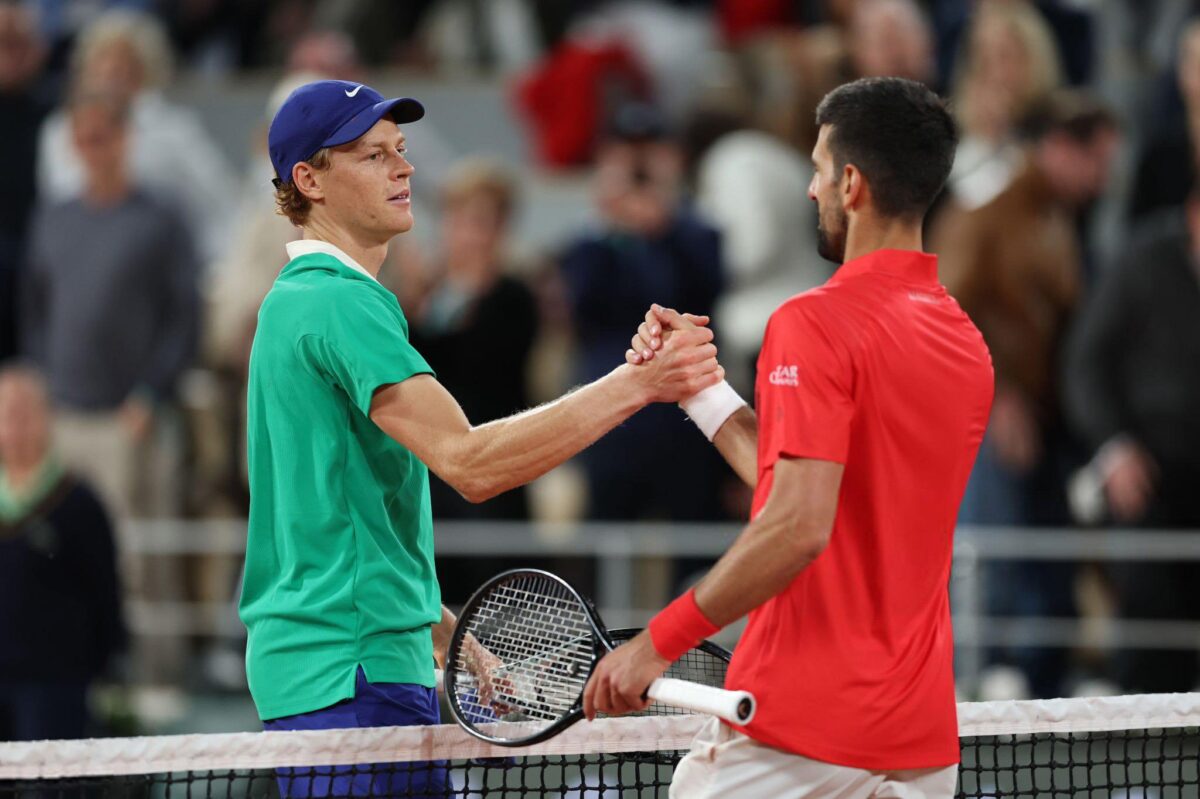 Jannik Sinner vince ancora, batte Djokovic e vola in finale ancora contro Alcaraz