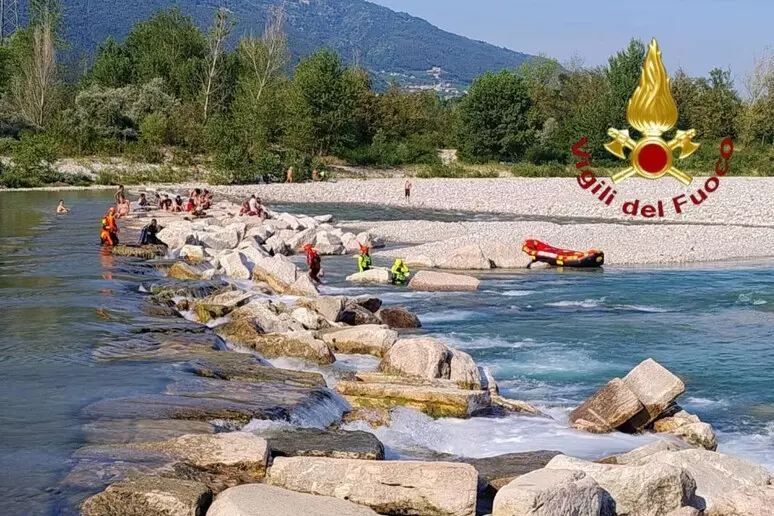 Bambina di 10 anni si tuffa nel fiume Piave per fare il bagno e muore annegata, una tragedia