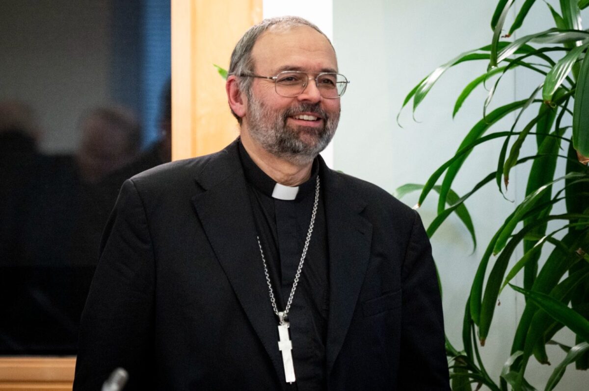 Il vescovo di Lucca lo ordina sacerdote ma la Farnesina nega il visto d’ingresso dallo Sri Lanka ai suoi genitori per la cerimonia