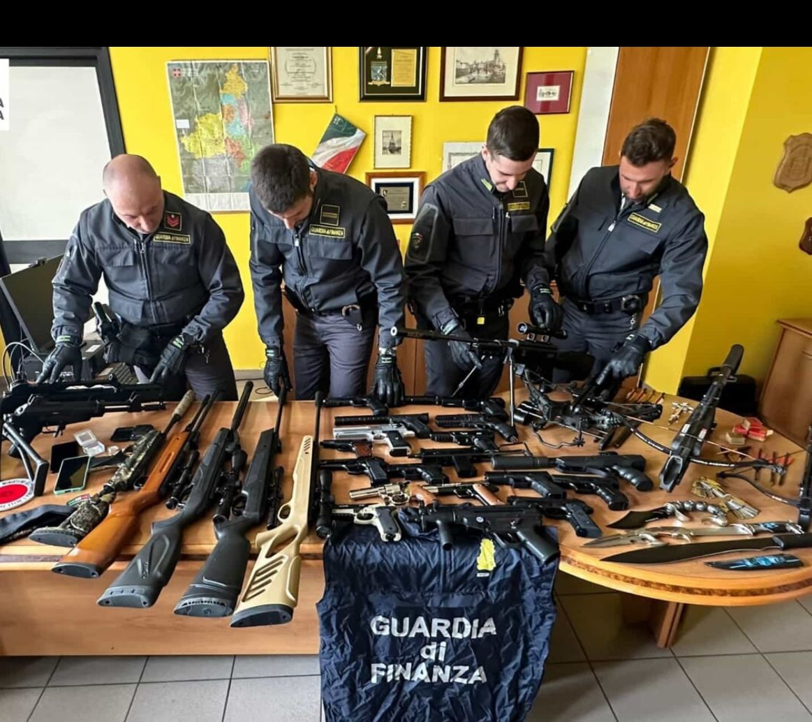 Cocaina e un arsenale in casa, arrestato un 58enne in provincia di Ivrea, sequestrati oltre 11 kg di polvere bianca