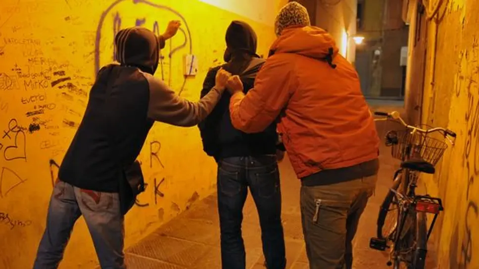 Terrorizzavano la città con rapine e aggressioni violente, sgominata giovane banda in Emilia