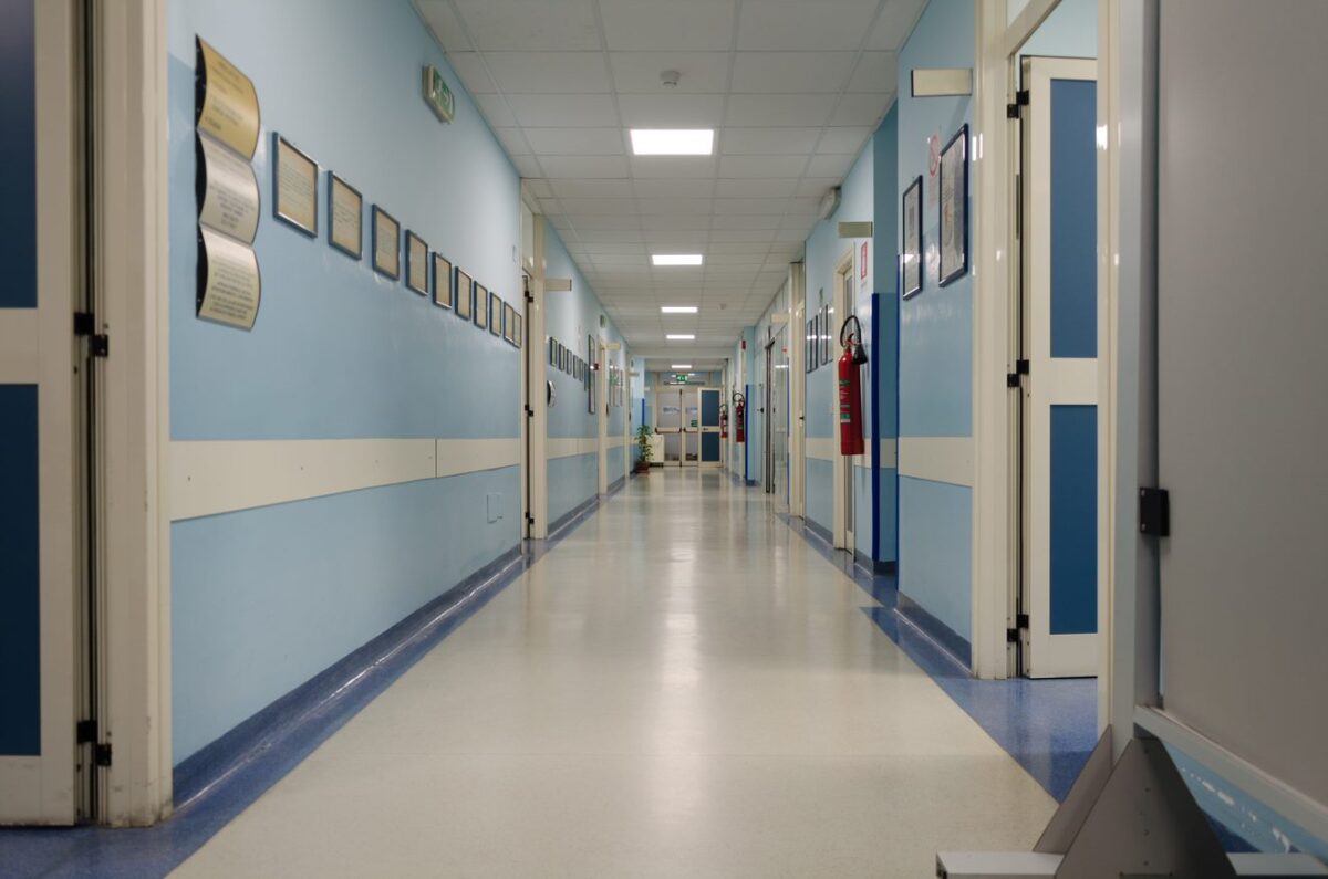 I medici non si accorgono della sua patologia e il bambino resta invalido a vita, maxi risarcimento da 3 milioni e 700 mila euro