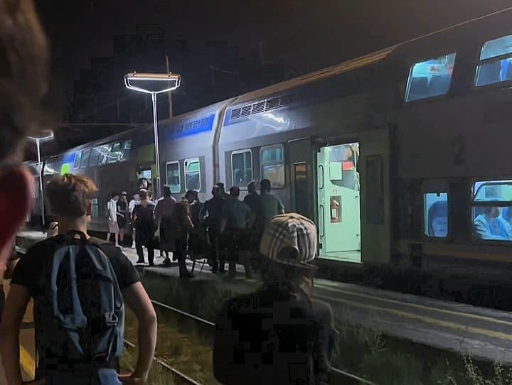 Terrore sui binari: rissa e accoltellamento sul treno Viareggio-Lucca, passeggeri nel panico e caos, serata da incubo