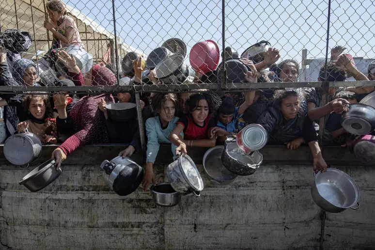 Gaza, strage al centro aiuti umanitari, l’esercito israeliano spara sulla folla, decine di morti