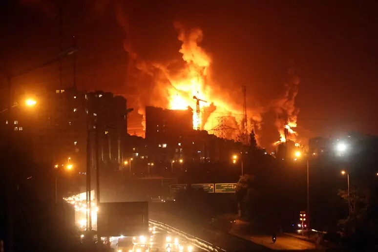 Israele punta chiaramente a un cambio di regime in Iran, e Trump soffia sul fuoco, situazione grave e imprevedibile