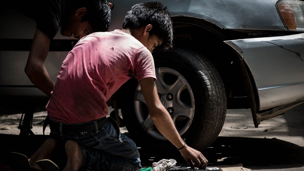 Allarme Unicef, in Italia 80 mila lavoratori minorenni nel 2024, e con infortuni e decessi