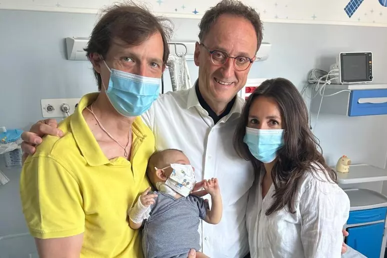 La madre le dona parte del suo fegato e la piccola adesso sopravviverà, intervento eccezionale a Torino