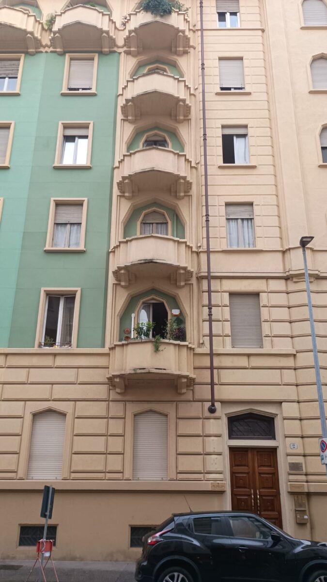 La palazzina “fantasma”, il caso record di Torino tra tabelle sballate, amianto e incuria istituzionale