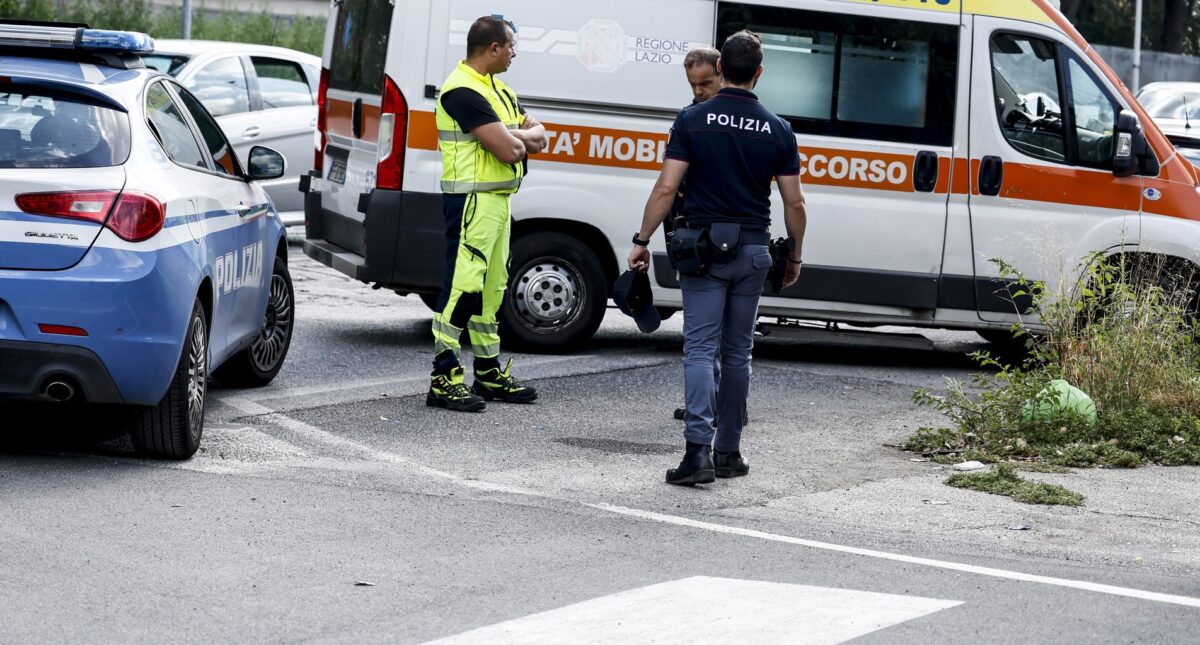 Prende a bastonate la moglie, la figlia 12enne chiama i soccorsi ed evita il peggio