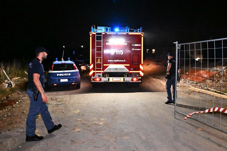 Cade da un tetto di un capannone dismesso e muore, aveva solo 14 anni, mistero sulla dinamica
