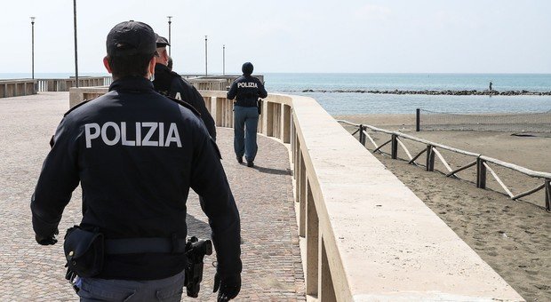 Morire a 18 anni per una banale lite in spiaggia con un coetaneo che lo accoltella al torace