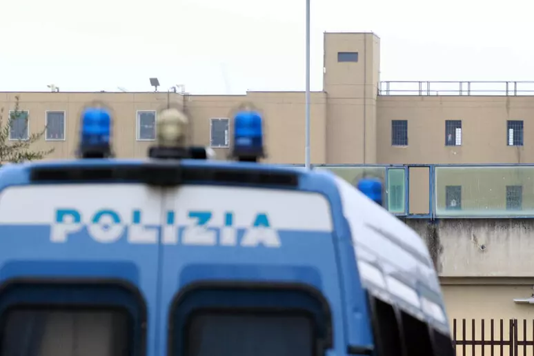 Blitz delle forze dell’ordine nel carcere di Prato, dove per gli inquirenti entrano droga e cellulari, e non solo