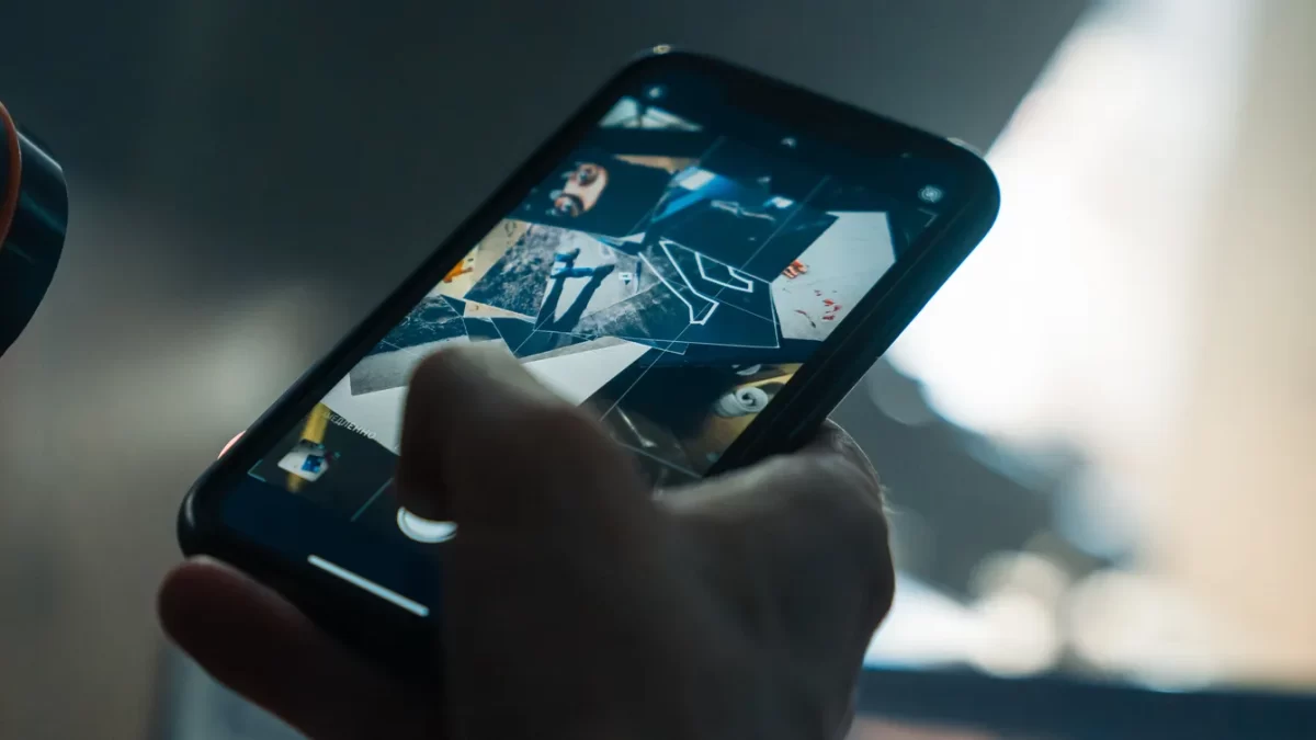 Sblocca il cellulare del figlio morto un anno fa a trova una foto del suo presunto assassino