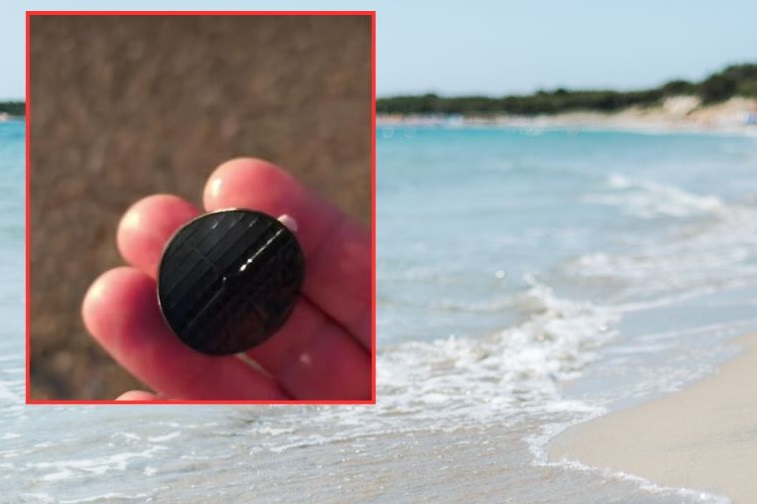 Sulle coste della Puglia l’invasione di misteriosi dischetti neri: cosa sono e da dove provengono?
