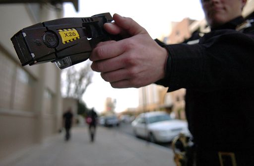 Muore dopo essere stato colpito dalla scarica del taser delle forze dell’ordine, le indagini