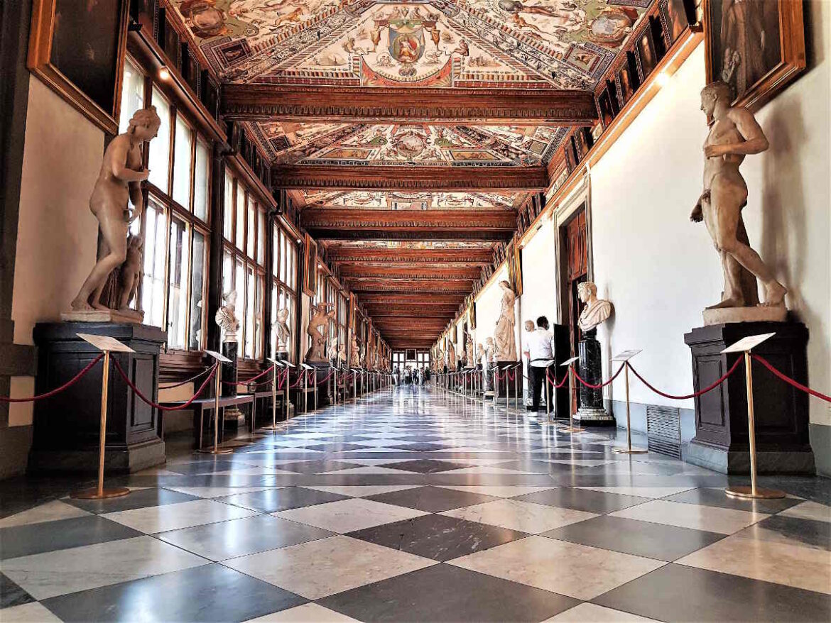 Turista si fa un selfie e inciampa, sfondando un quadro del Seicento agli Uffizi di Firenze