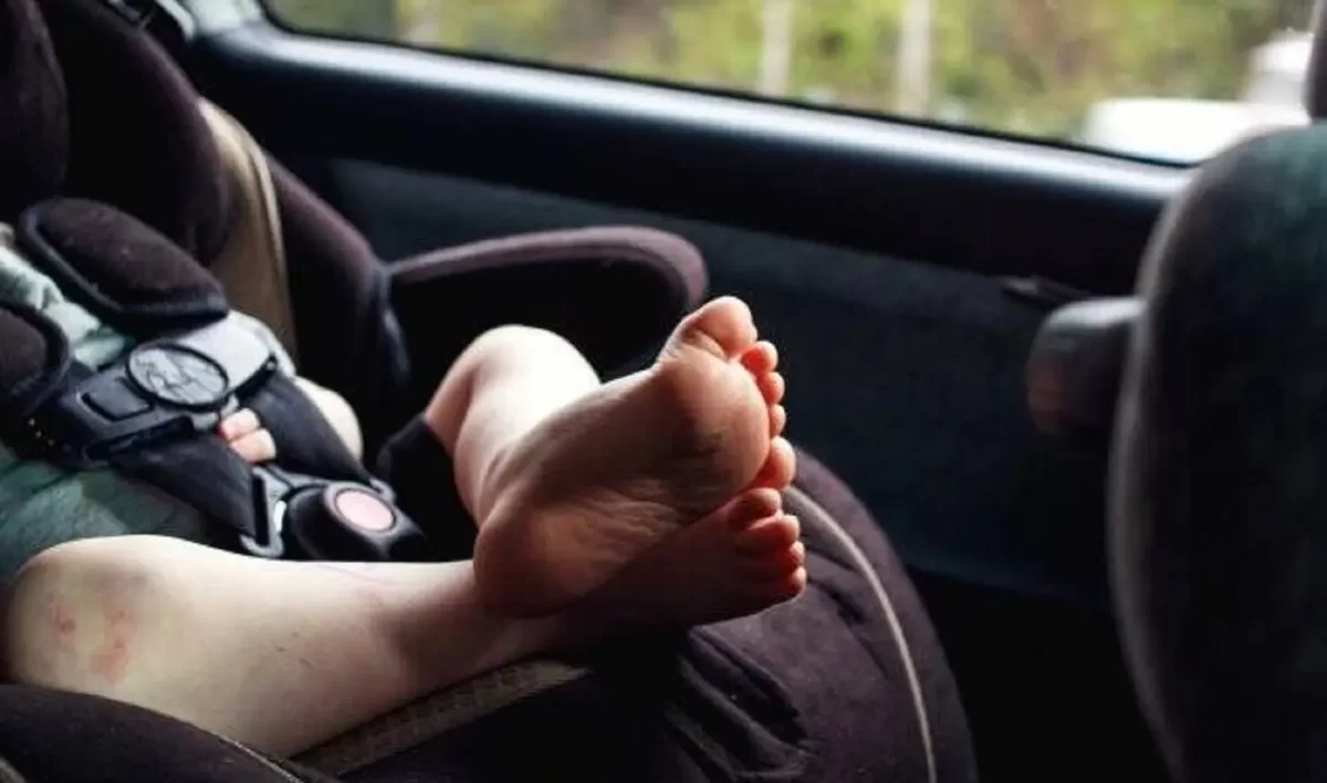 Bambino di 2 anni chiuso in auto sotto il sole salvato dai passanti che rompono il vetro e chiamano i soccorsi