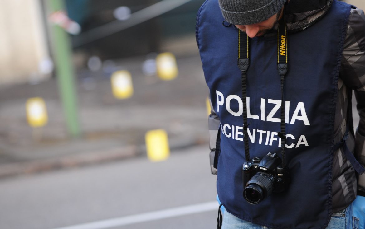 Uccide l’anziana madre a coltellate e poi si toglie la vita buttandosi dal balcone di casa